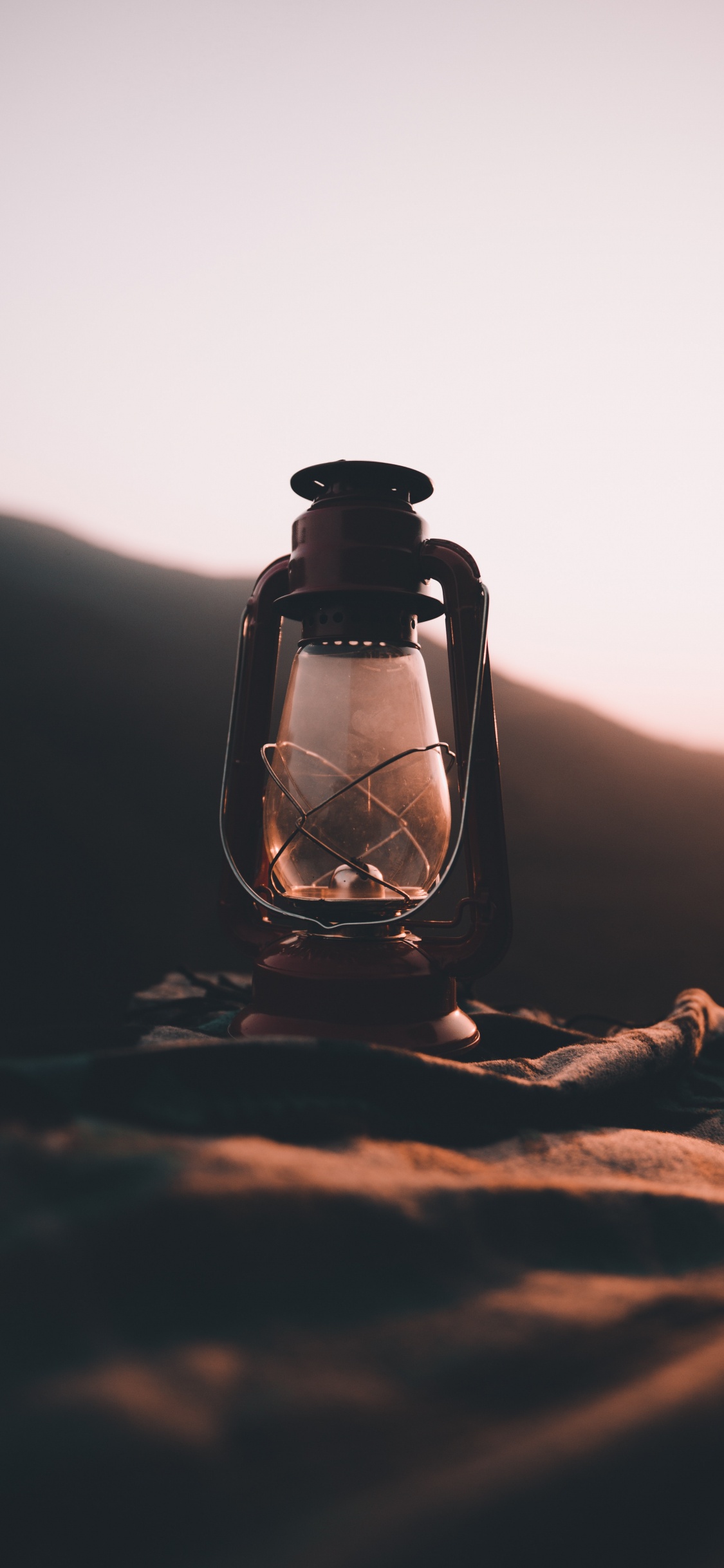 Обои вода, свет, бутылка, молитва, небо в разрешении 1125x2436