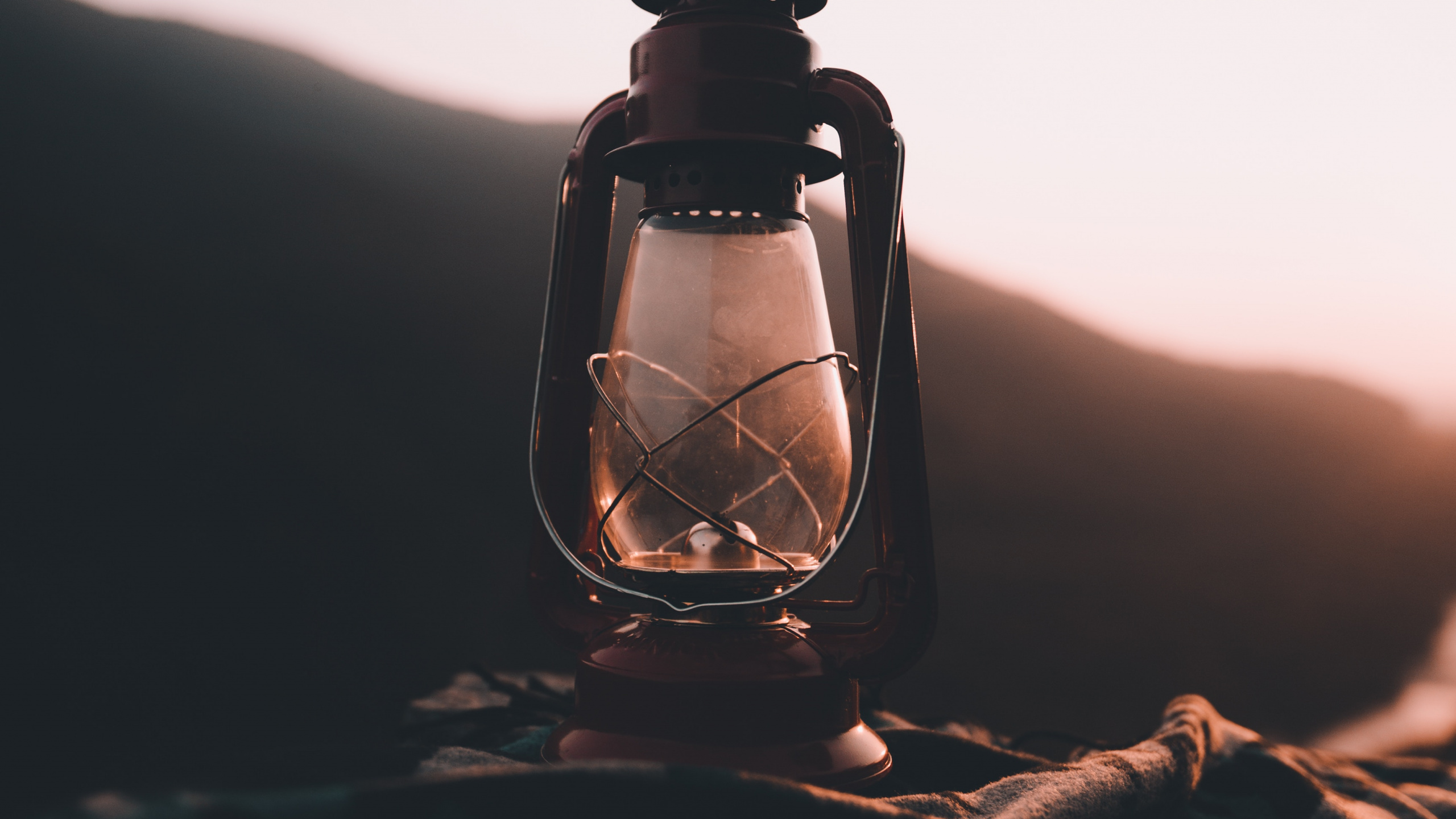 Обои вода, свет, бутылка, молитва, небо в разрешении 2560x1440