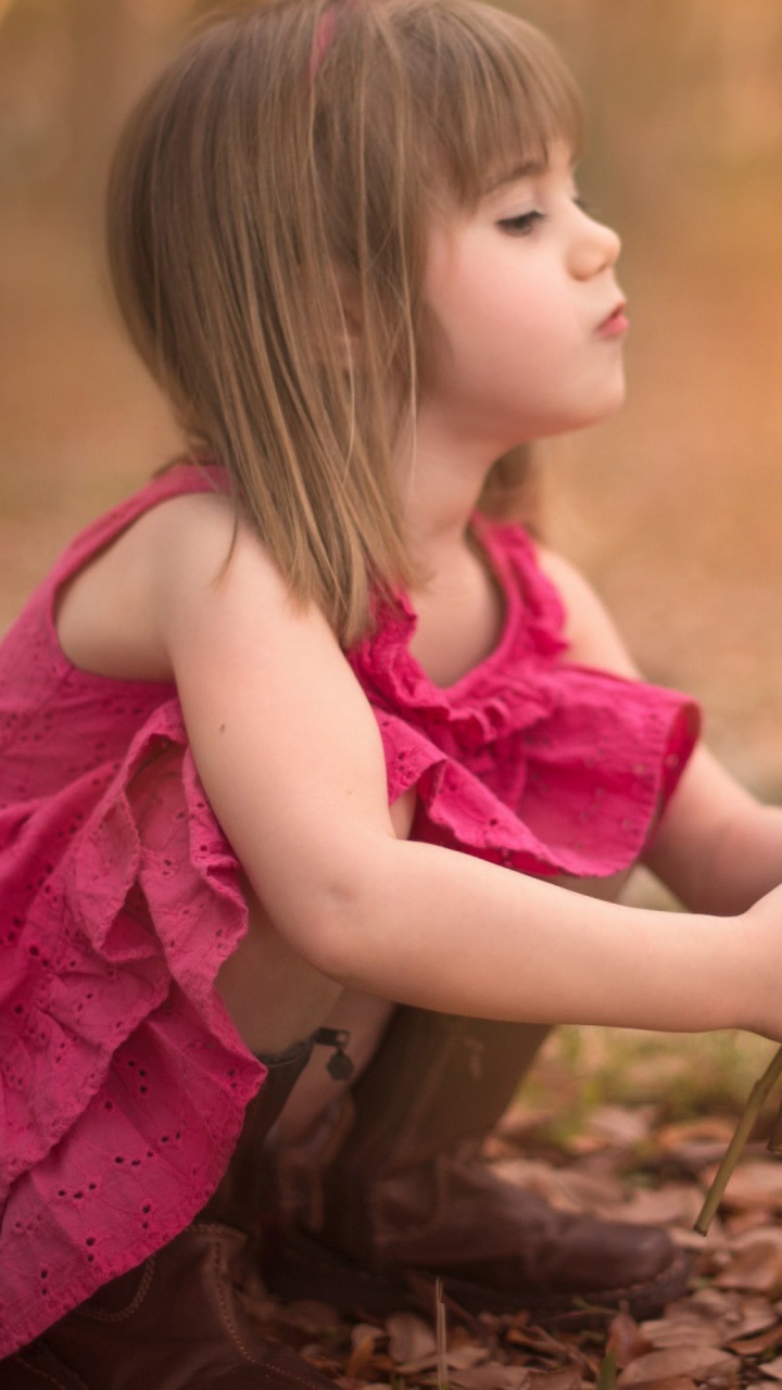 Обои цветок, розовый, лепесток, ребенок, девушка в разрешении 720x1280