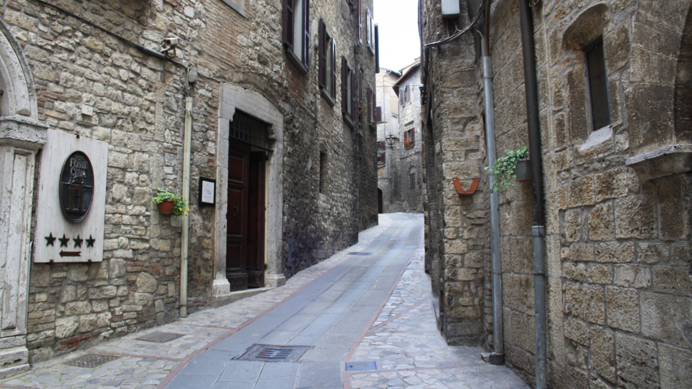 Обои средневековье, средневековая архитектура, город, готическая архитектура, аллея в разрешении 1366x768