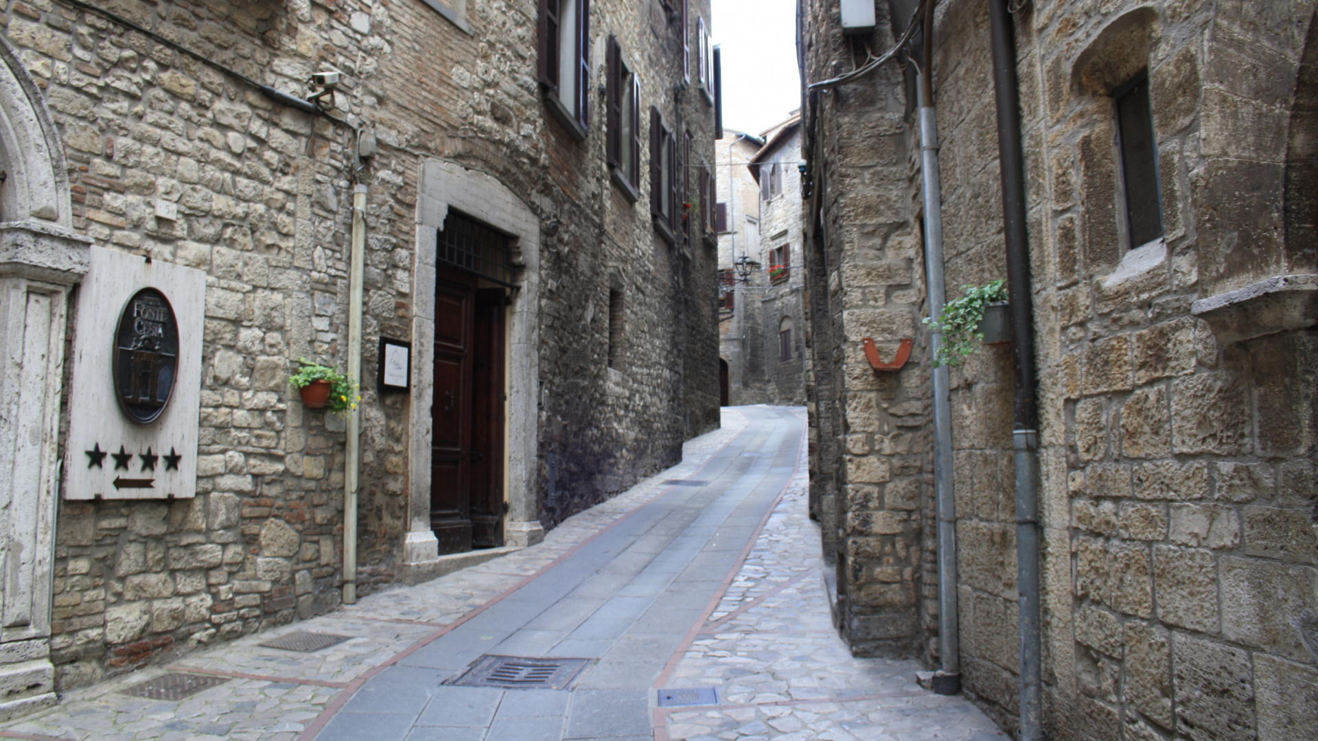 Обои средневековье, средневековая архитектура, город, готическая архитектура, аллея в разрешении 1920x1080