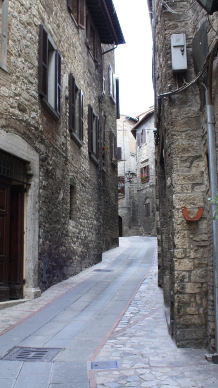 Обои средневековье, средневековая архитектура, город, готическая архитектура, аллея в разрешении 720x1280