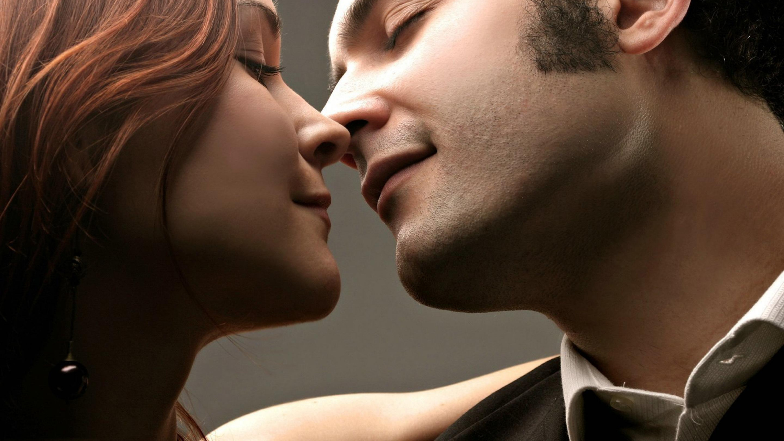Обои поцелуй, роман, лоб, любовь, щека в разрешении 2560x1440