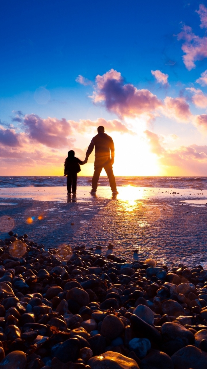 Обои отец, сын, море, пляж, океан в разрешении 720x1280