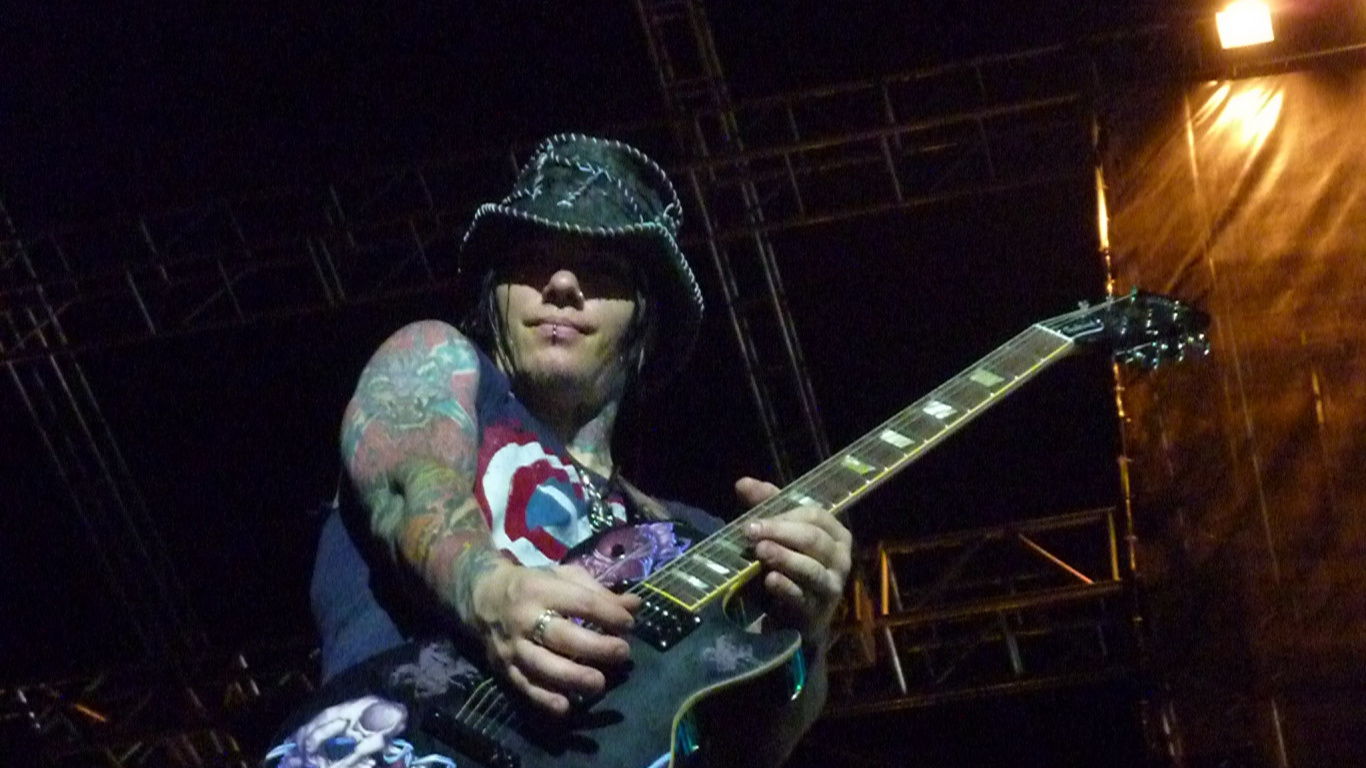 Обои басгитара, электрогитара, гитара, струнный инструмент, гитарист в разрешении 1366x768