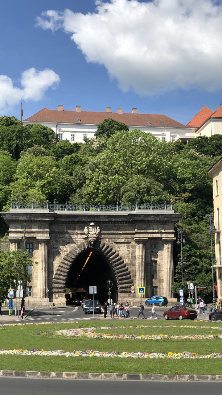 Обои Будапешт, туннель под замковым холмом, наука, биология, арка в разрешении 720x1280