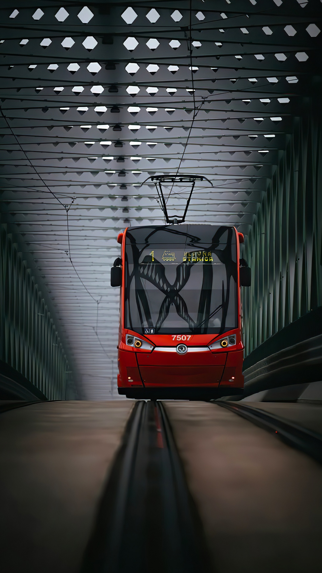 Обои трамвай, смартфон, автомобильное освещение, катание, общественный транспорт в разрешении 1080x1920