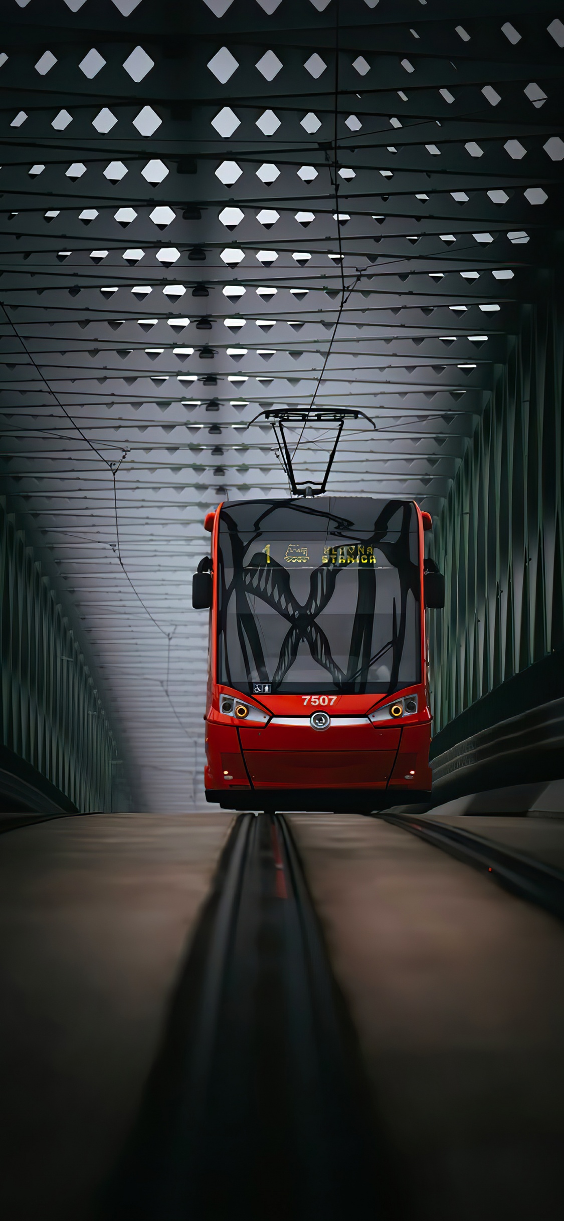 Обои трамвай, смартфон, автомобильное освещение, катание, общественный транспорт в разрешении 1125x2436