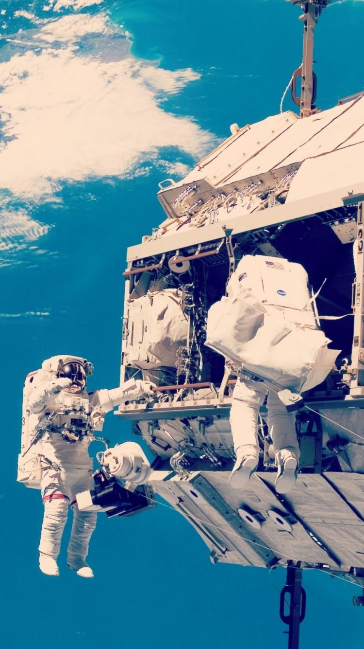 Обои Международная космическая станция, НАСА, астронавт, космическое пространство, космическая станция в разрешении 750x1334