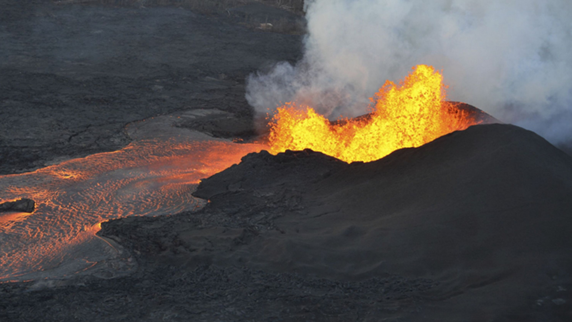 Обои вулкан, щитовой вулкан, вентиляционные щели, купол лавы, лава в разрешении 1920x1080