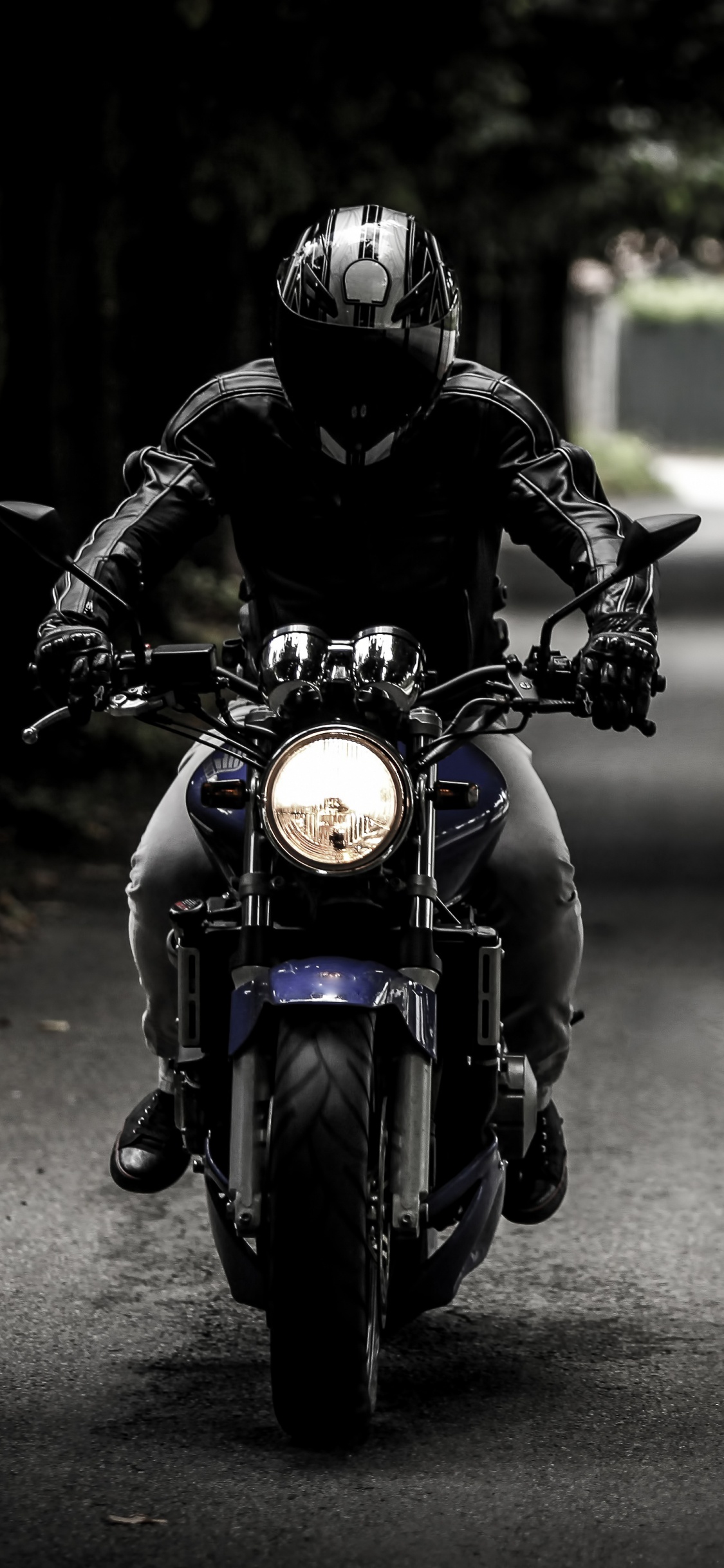 Обои мотоцикл, велосипед, черный, мотоспорт, автомобильное освещение в разрешении 1125x2436
