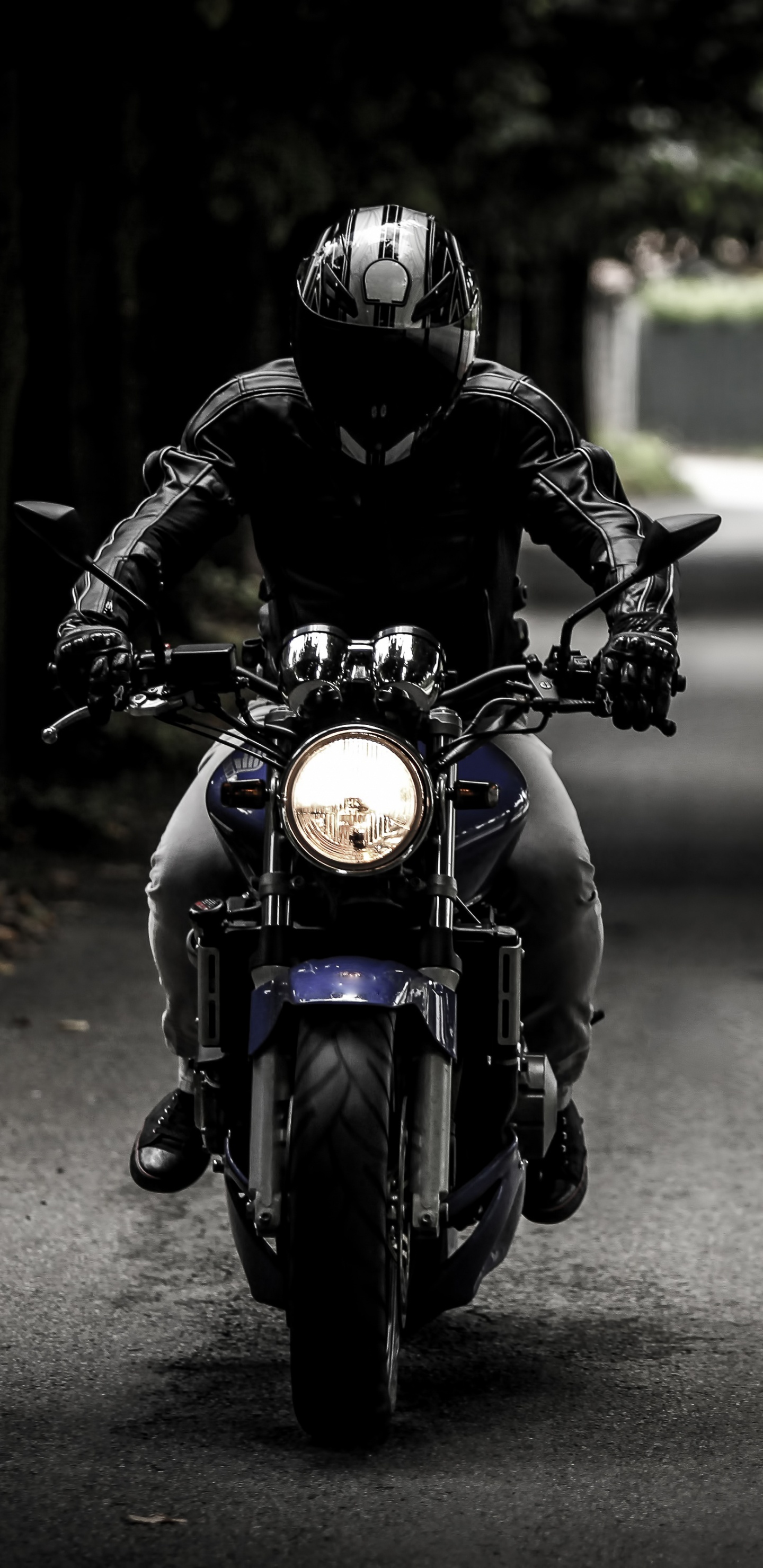 Обои мотоцикл, велосипед, черный, мотоспорт, автомобильное освещение в разрешении 1440x2960