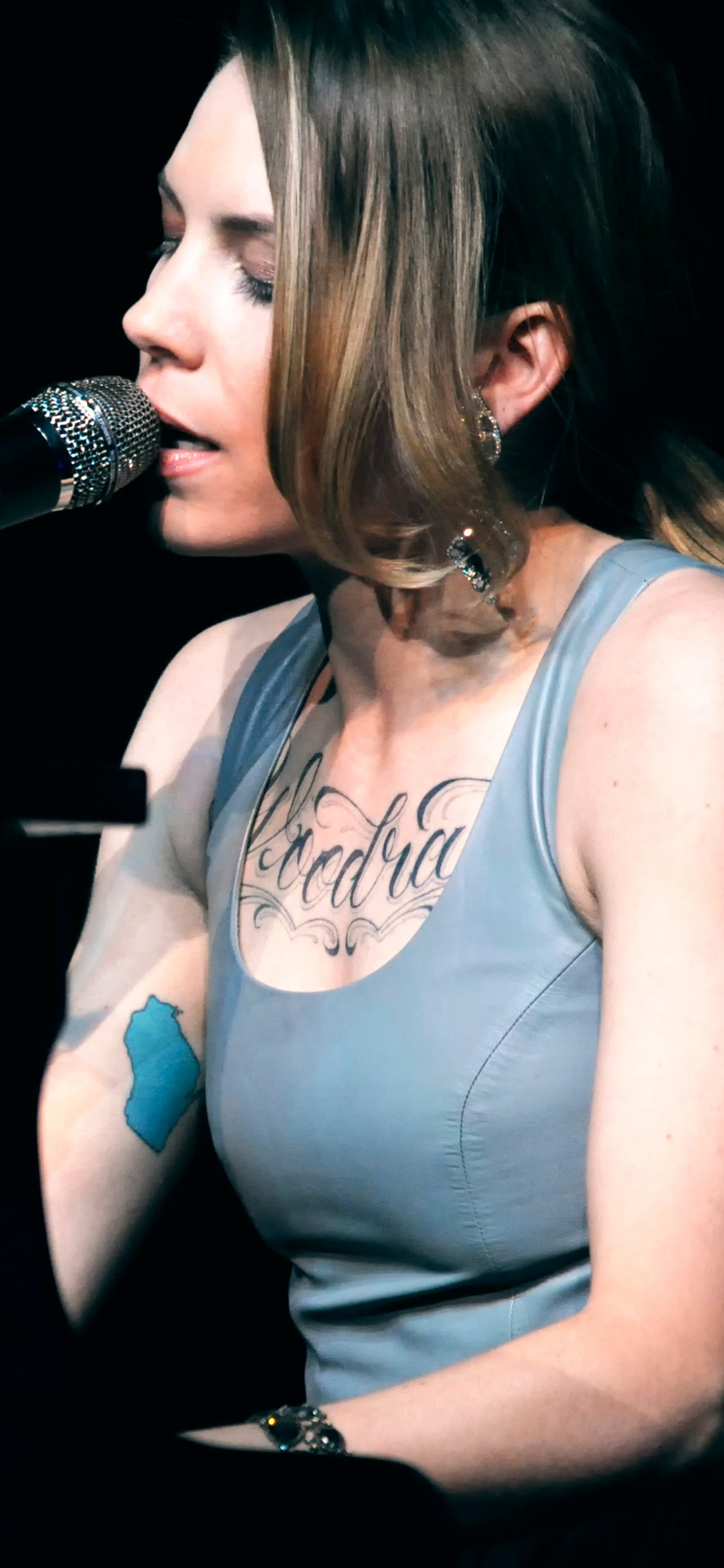 Обои Представление, развлечение, пение, певица, музыкальный исполнитель в разрешении 1125x2436