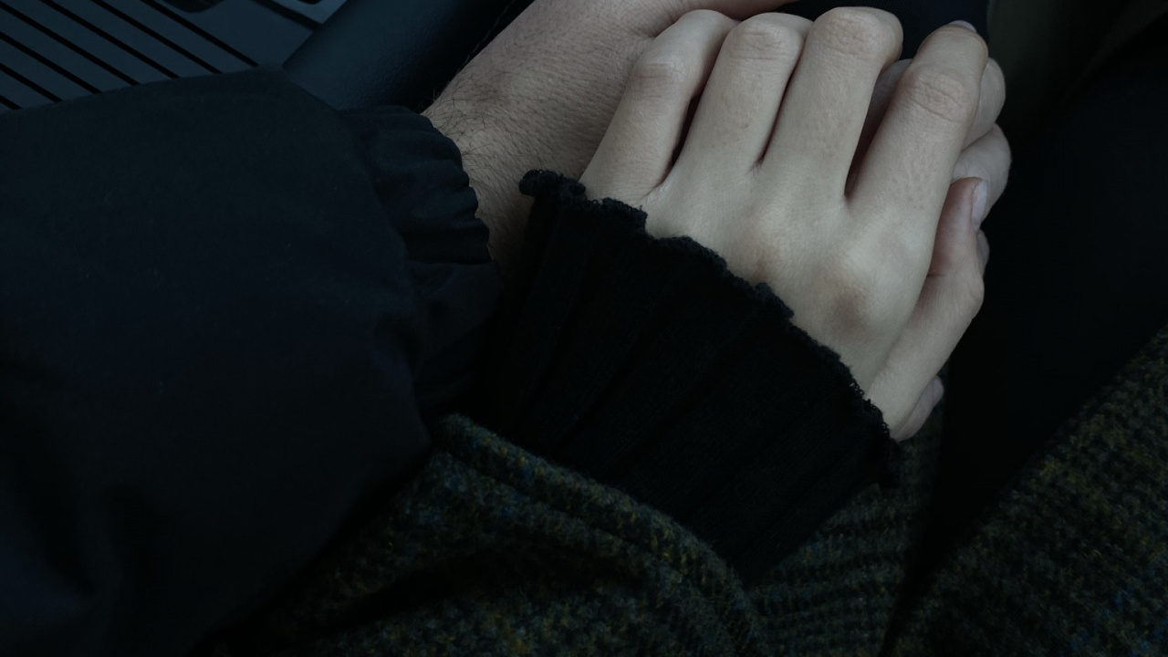 Обои легковые автомобили, ремень безопасности, палец, средний кронштейн, темнота в разрешении 1280x720