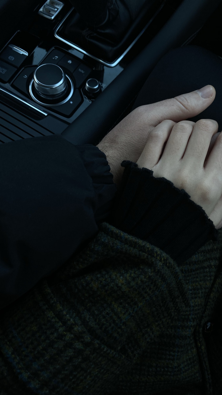 Обои легковые автомобили, ремень безопасности, палец, средний кронштейн, темнота в разрешении 750x1334