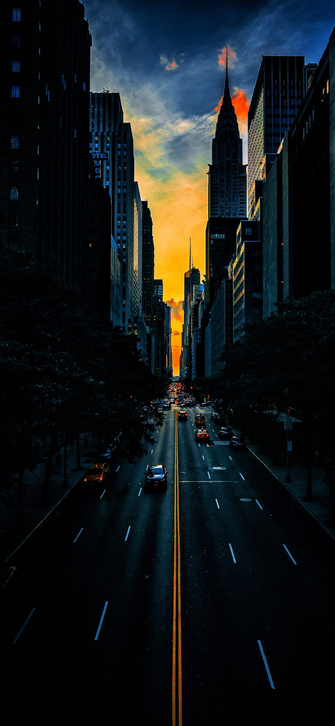 Обои здание, небоскреб, легковые автомобили, свет, облако в разрешении 1125x2436