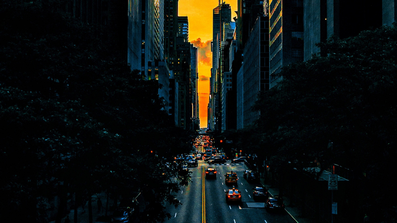 Обои здание, небоскреб, легковые автомобили, свет, облако в разрешении 1280x720