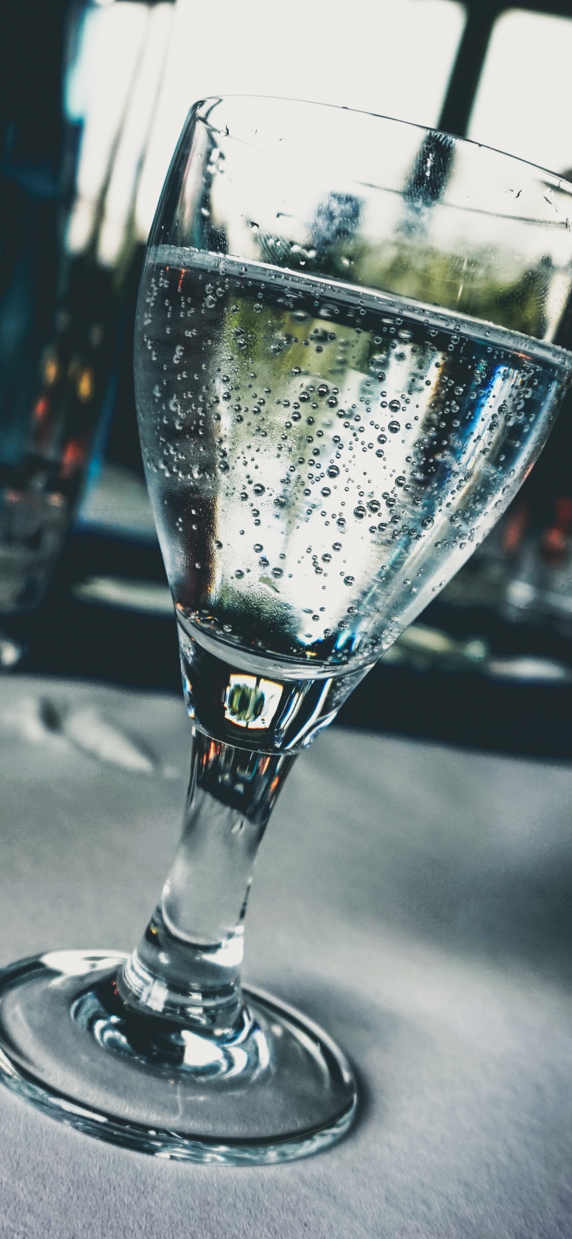 Обои напиток, вино, бокал для вина, стекло, Стол-стекло в разрешении 1125x2436