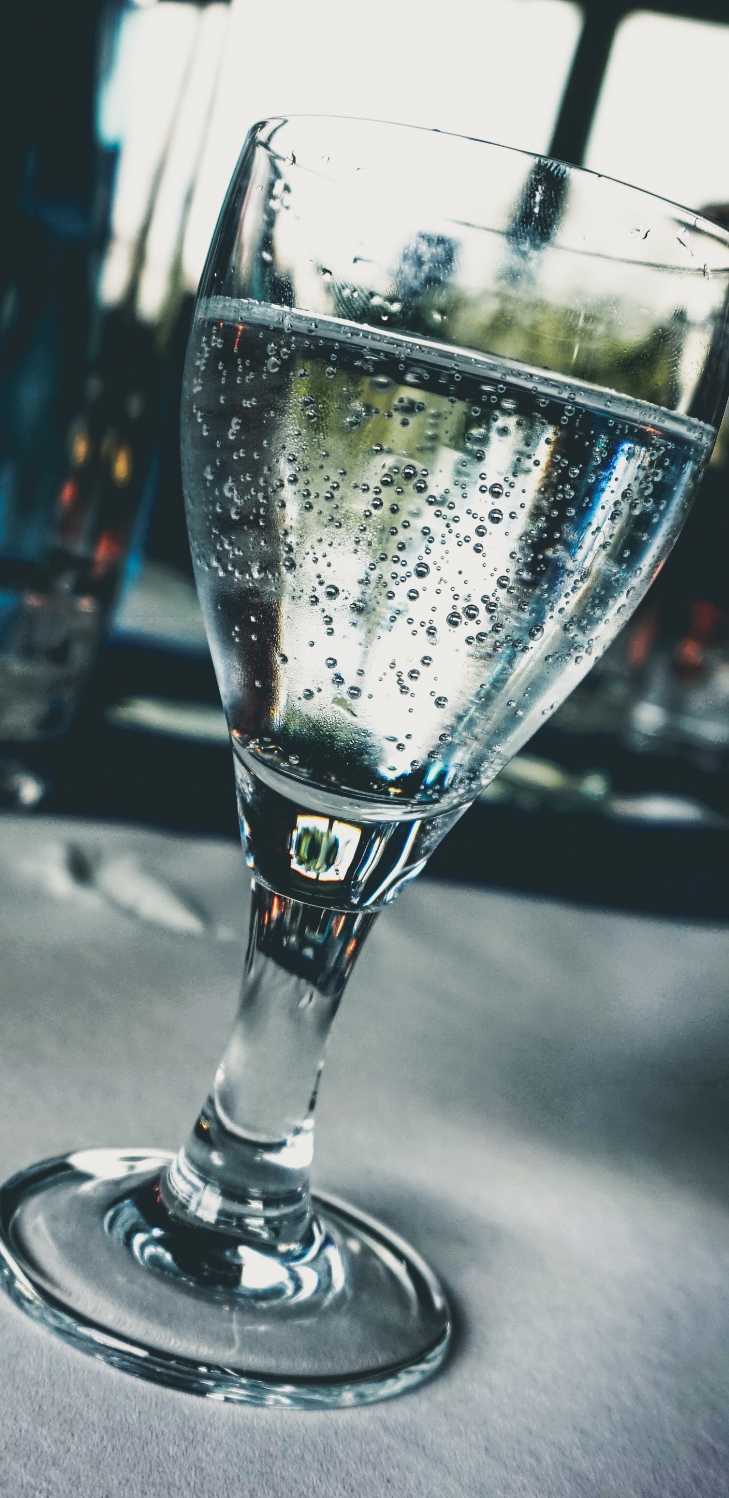 Обои напиток, вино, бокал для вина, стекло, Стол-стекло в разрешении 1440x2960