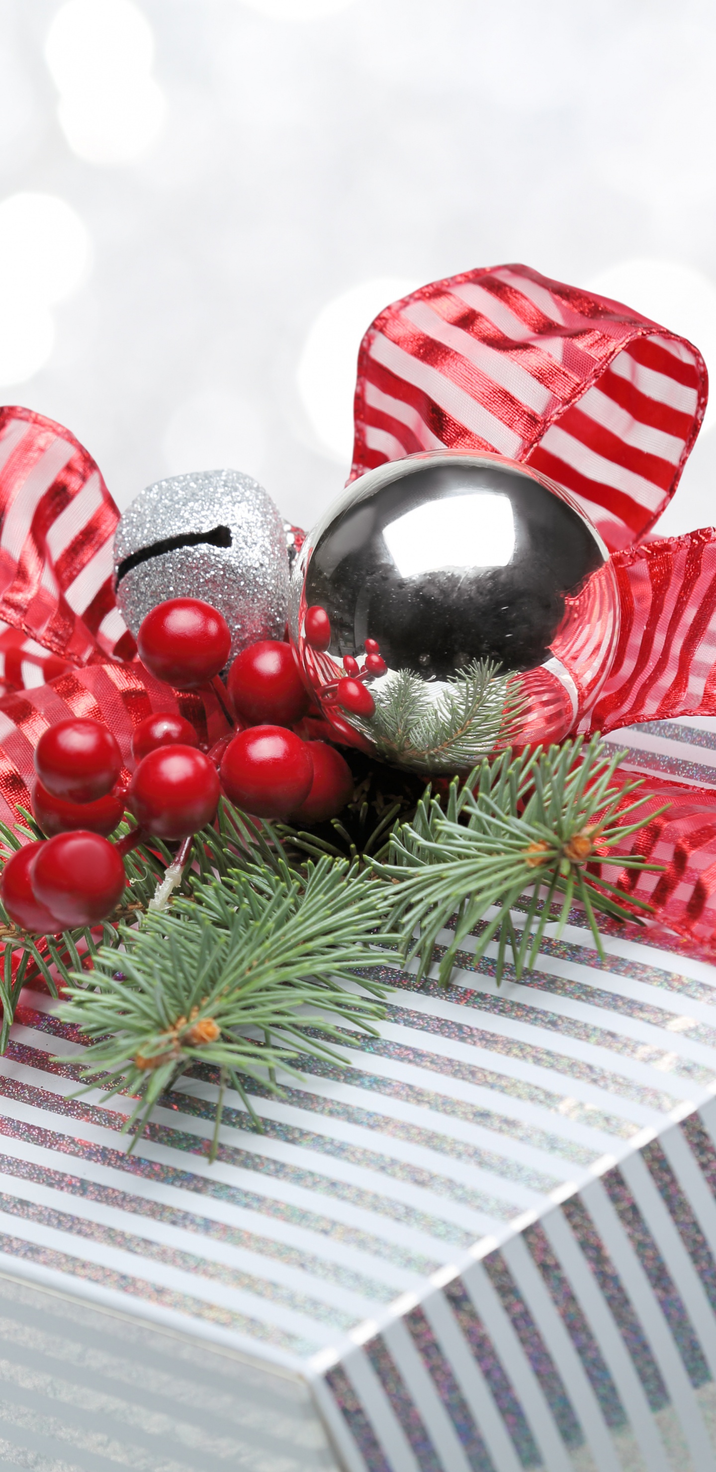 Обои Рождественский день, Рождественский подарок, подарок, Новый год, рождественский орнамент в разрешении 1440x2960