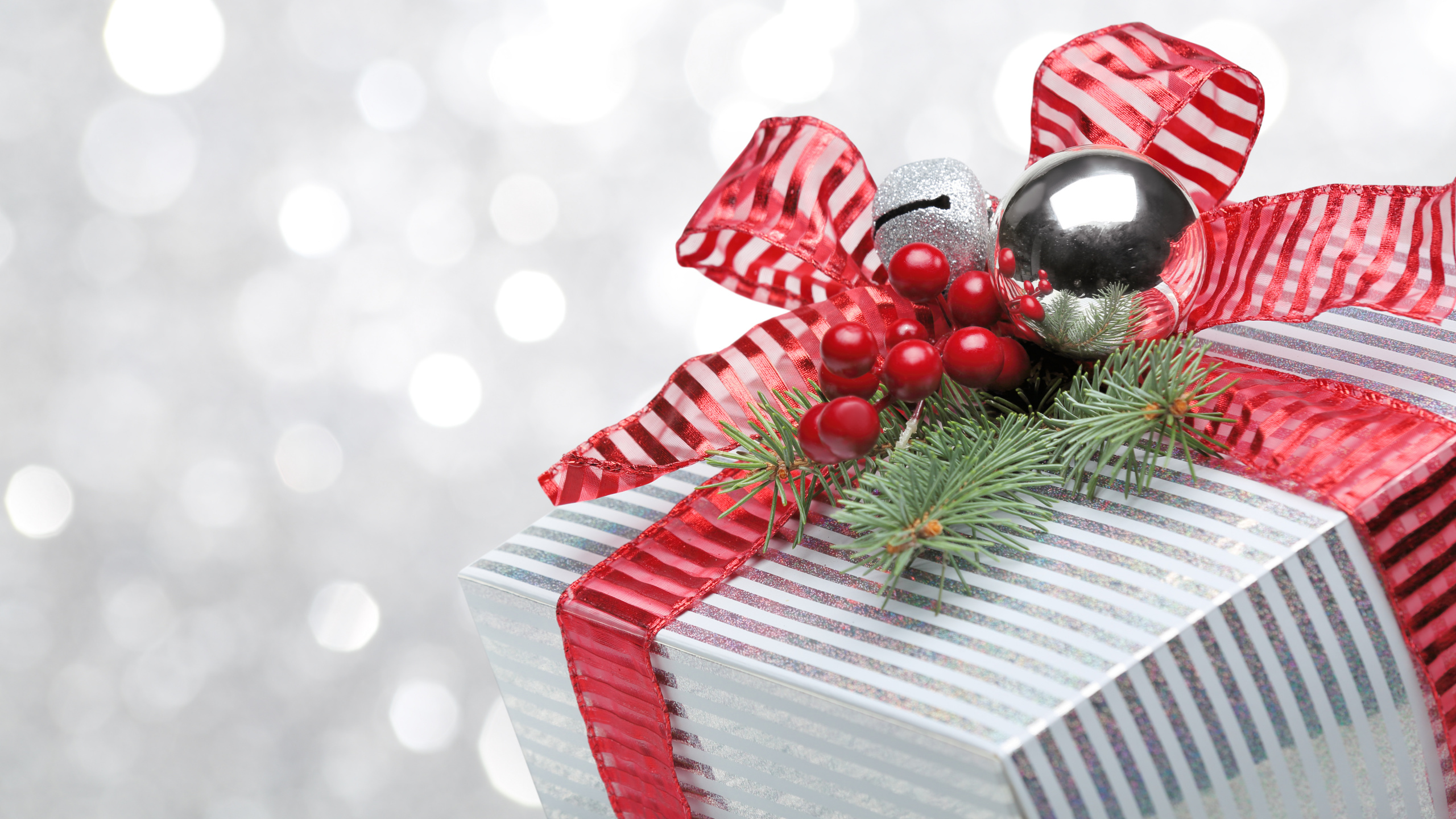 Обои Рождественский день, Рождественский подарок, подарок, Новый год, рождественский орнамент в разрешении 2560x1440