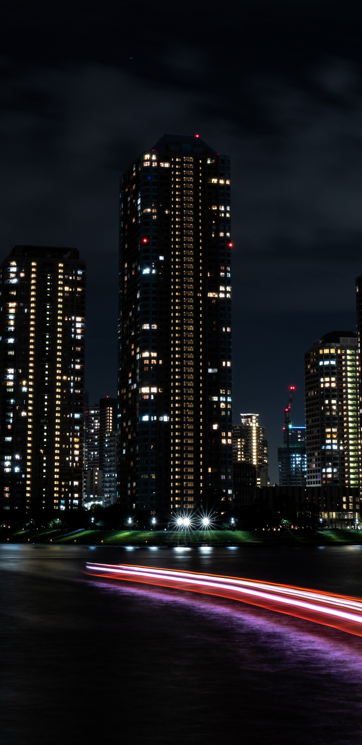 Обои город, архитектура, ночь, городской пейзаж, линия горизонта в разрешении 1440x2960