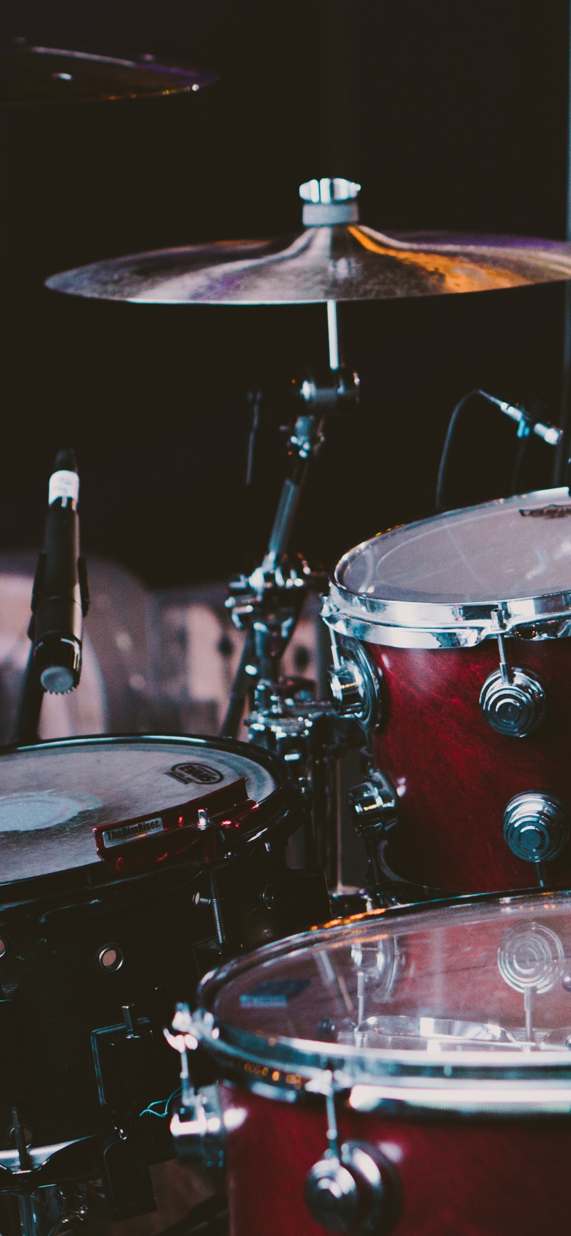 Обои музыка, барабан, кожгалантерея, музыкант, ударная установка в разрешении 1125x2436