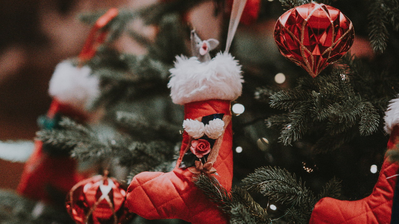 Обои Рождественский день, рождественский орнамент, елка, праздник, красный цвет в разрешении 1280x720