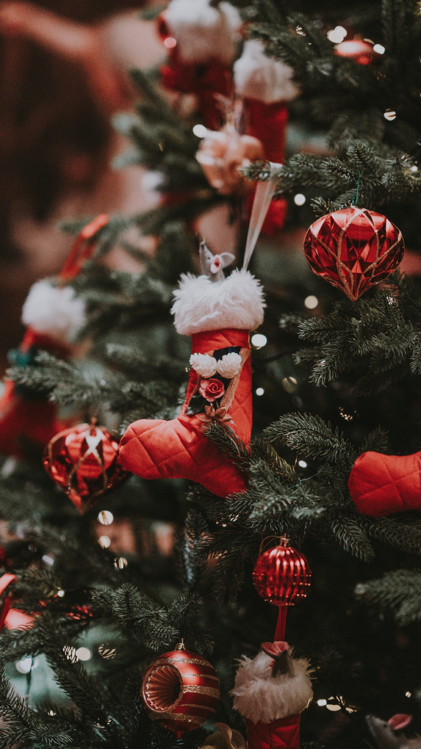 Обои Рождественский день, рождественский орнамент, елка, праздник, красный цвет в разрешении 1440x2560