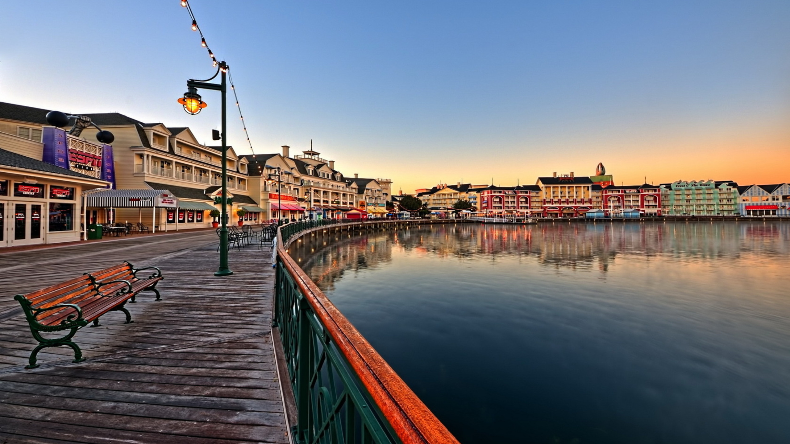 Обои городок, отражение, водный путь, вечер, утро в разрешении 2560x1440