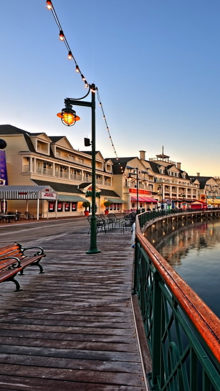 Обои городок, отражение, водный путь, вечер, утро в разрешении 720x1280