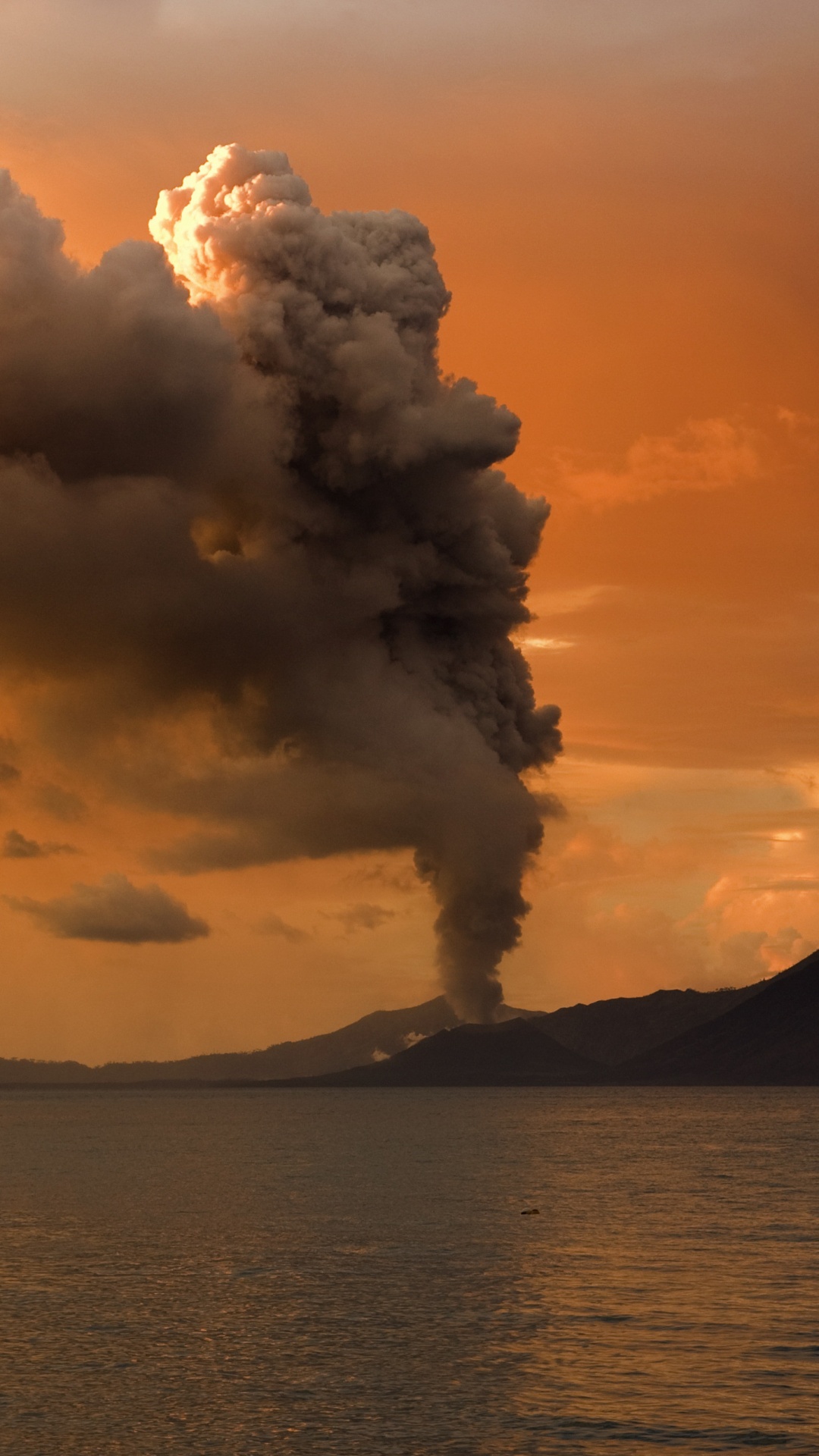 Обои вулкан, стратовулкан, облако, горизонт, море в разрешении 1080x1920