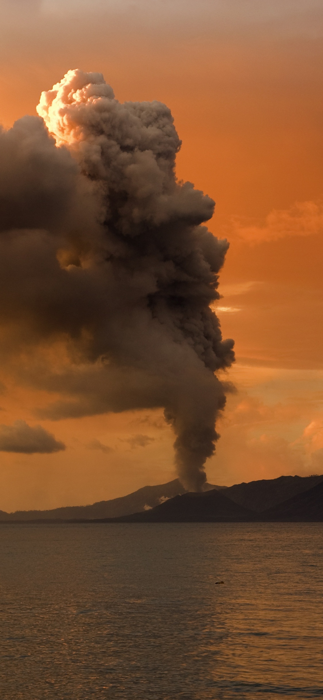 Обои вулкан, стратовулкан, облако, горизонт, море в разрешении 1125x2436