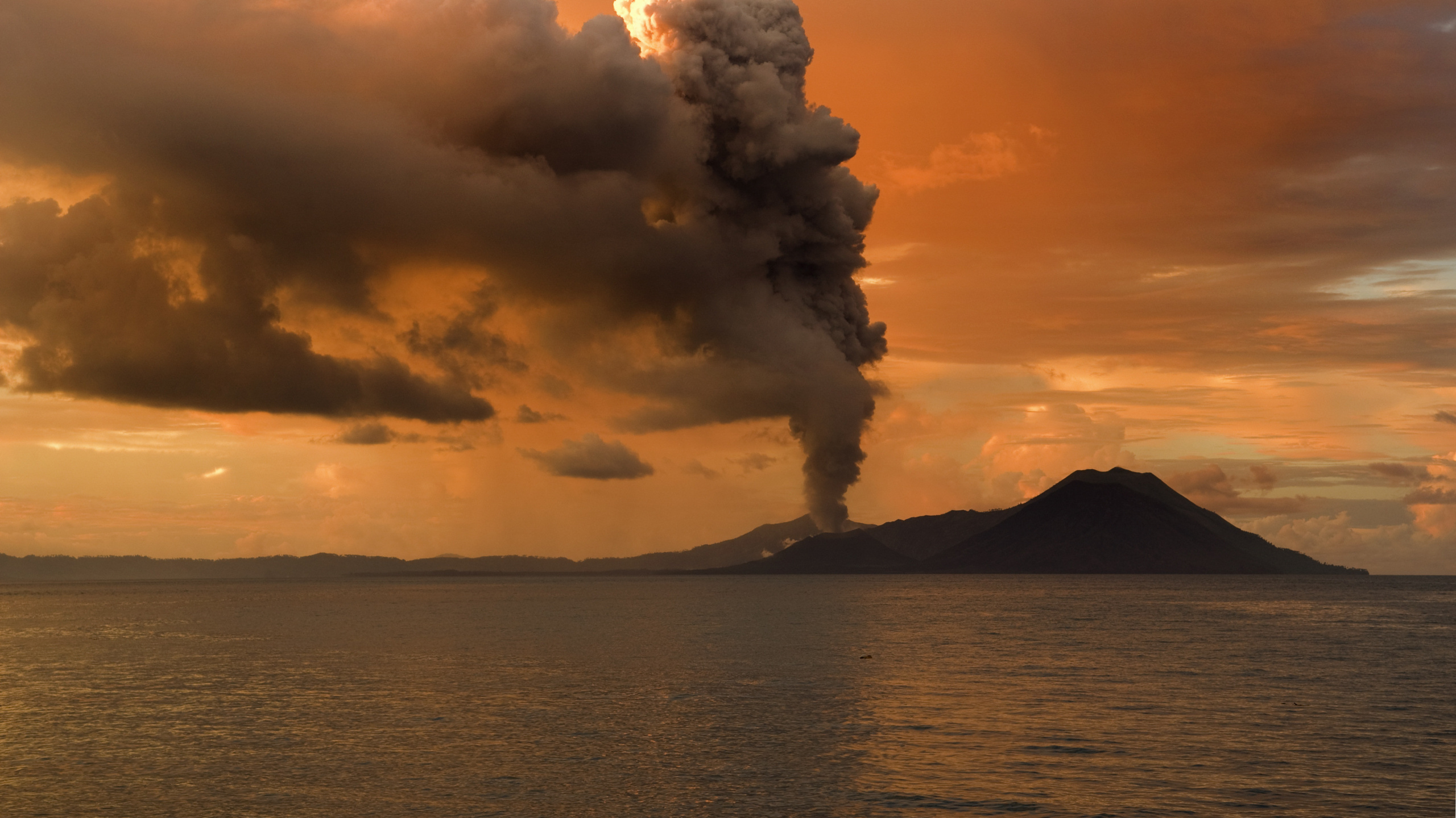 Обои вулкан, стратовулкан, облако, горизонт, море в разрешении 2560x1440