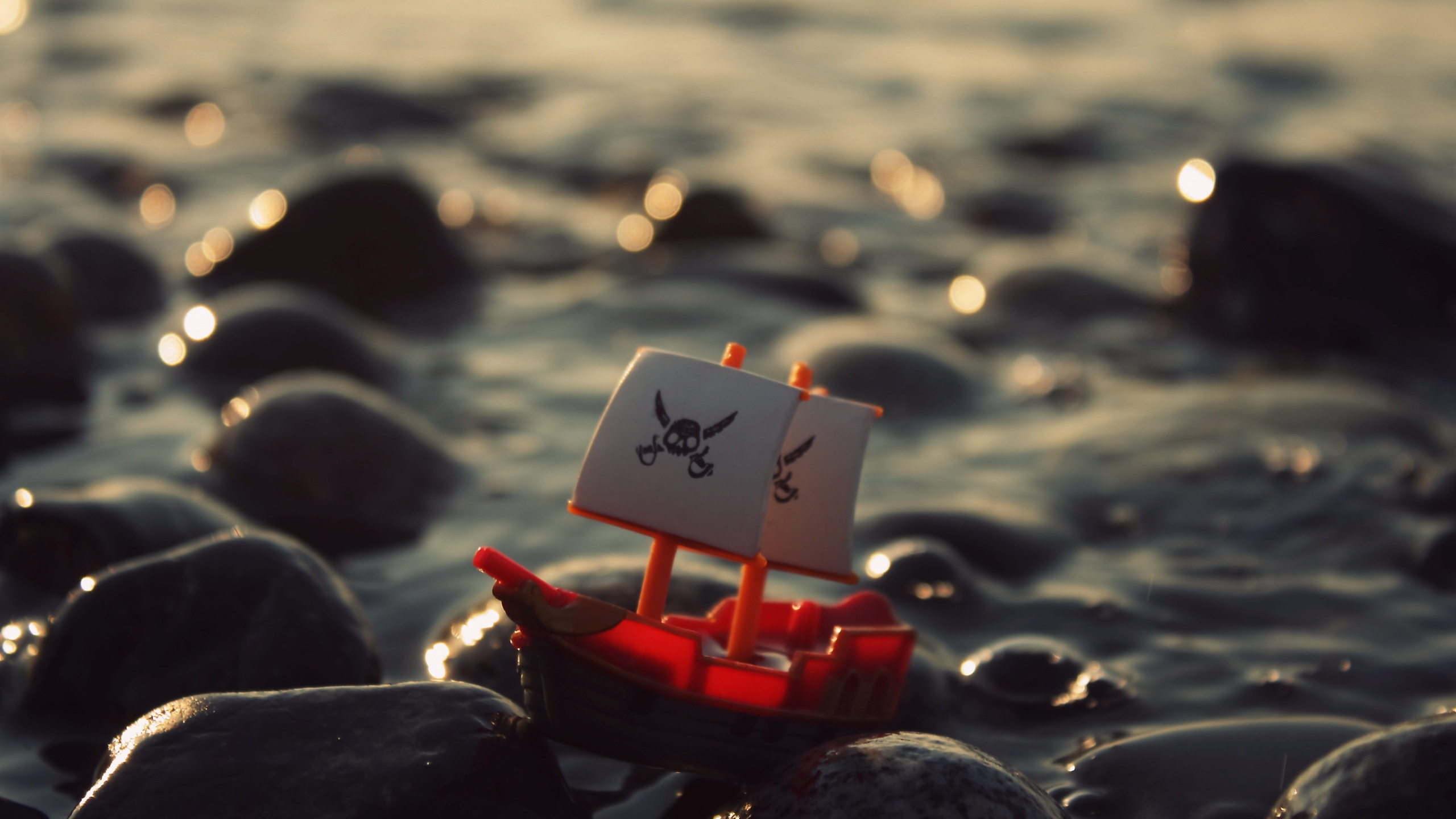 Обои вода, красный цвет, море, природа, солнечный свет в разрешении 2560x1440