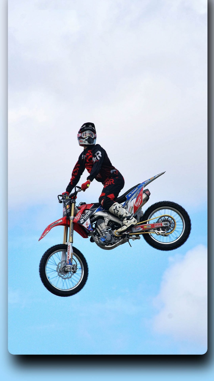 Обои езда на велосипеде по грязи, мотоцикл, велосипед грязи, мотокросс, квадроцикл в разрешении 720x1280