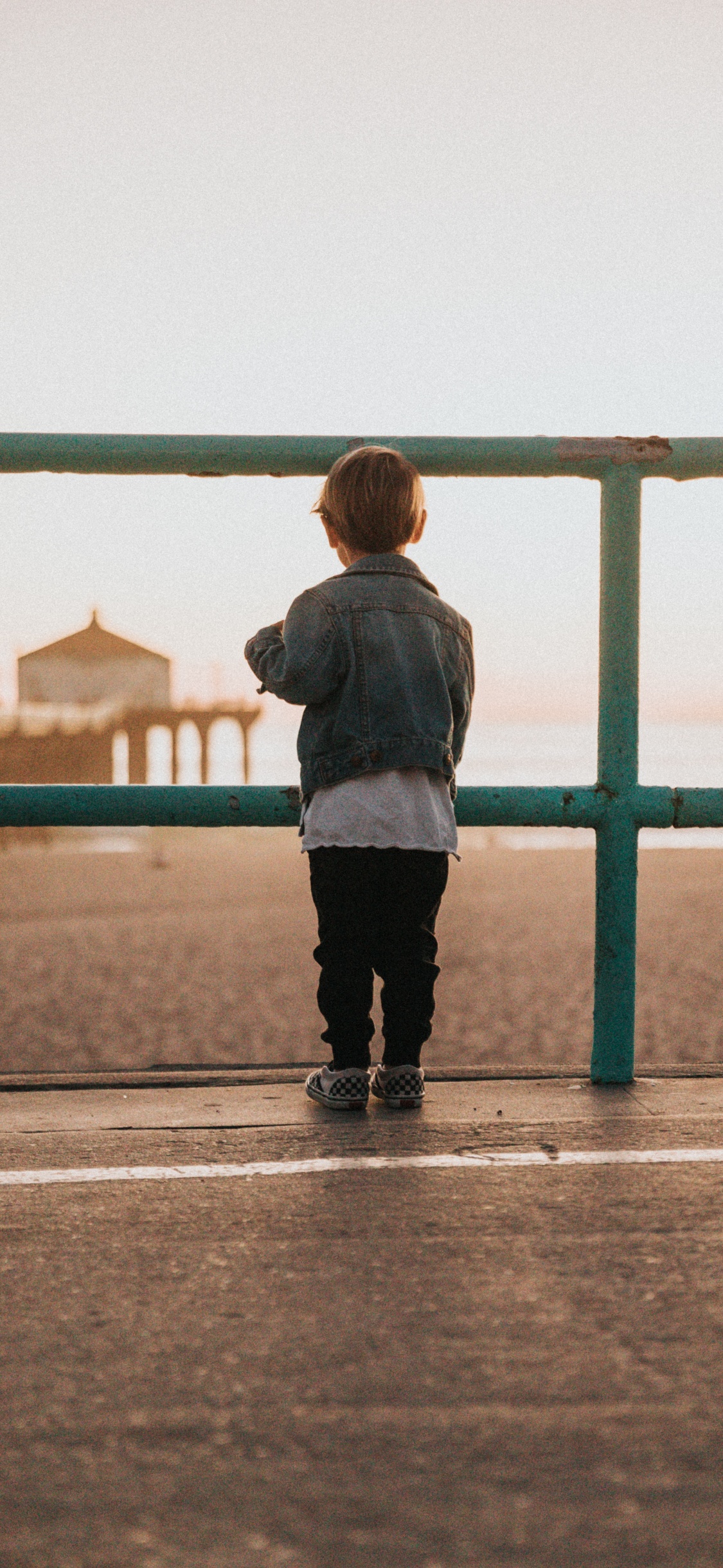 Обои небо, вода, океан, стояние, горизонт в разрешении 1125x2436