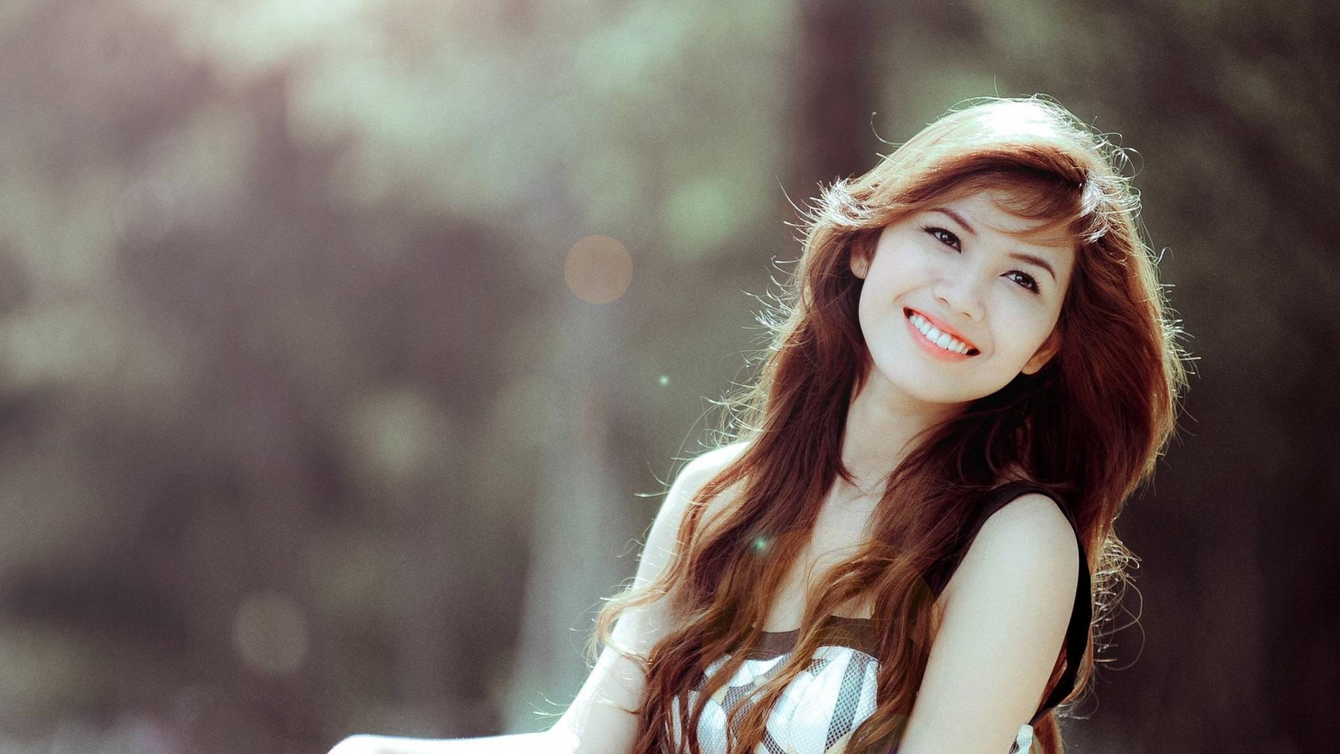 Обои красота, прическа, длинные волосы, улыбка, каштановые волосы в разрешении 1920x1080