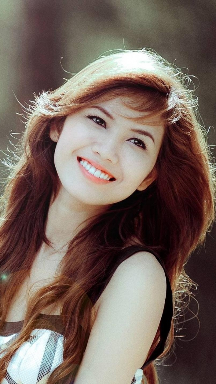 Обои красота, прическа, длинные волосы, улыбка, каштановые волосы в разрешении 750x1334