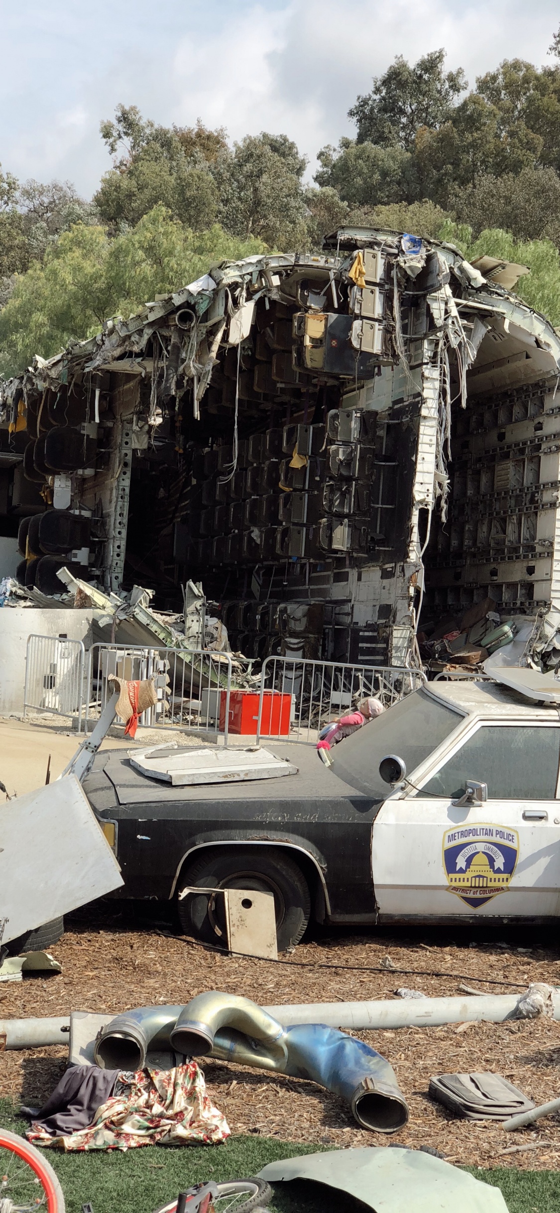 Обои Universal Pictures, универсальные студии Голливуда, наука, биология, транспорт в разрешении 1125x2436