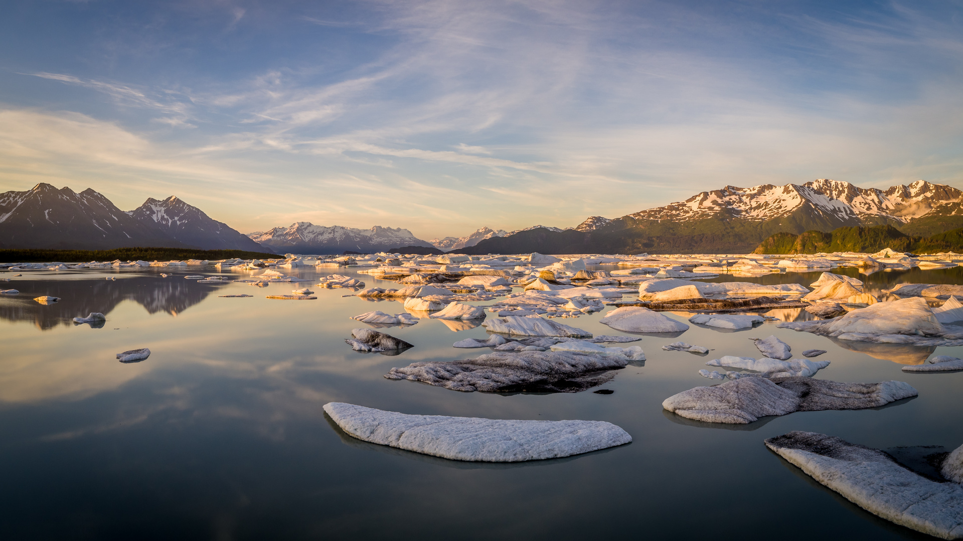 Обои отражение, озеро Арлекин, облако, вода, гора в разрешении 1920x1080