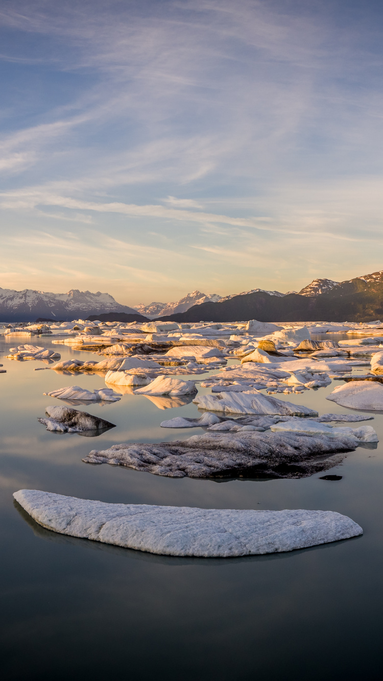 Обои отражение, озеро Арлекин, облако, вода, гора в разрешении 750x1334