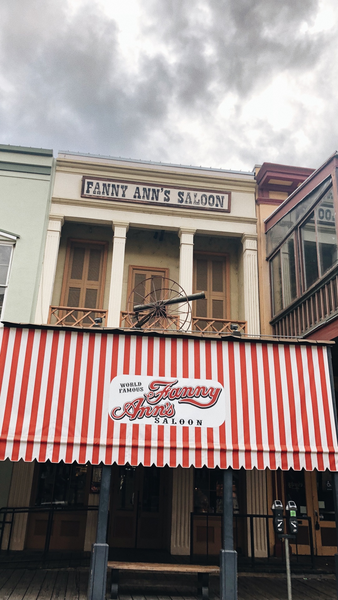 Обои ориентир, недвижимость, фасад, тент, железо в разрешении 1080x1920