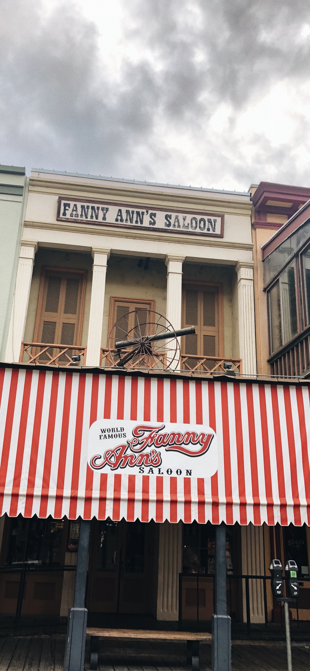 Обои ориентир, недвижимость, фасад, тент, железо в разрешении 1242x2688