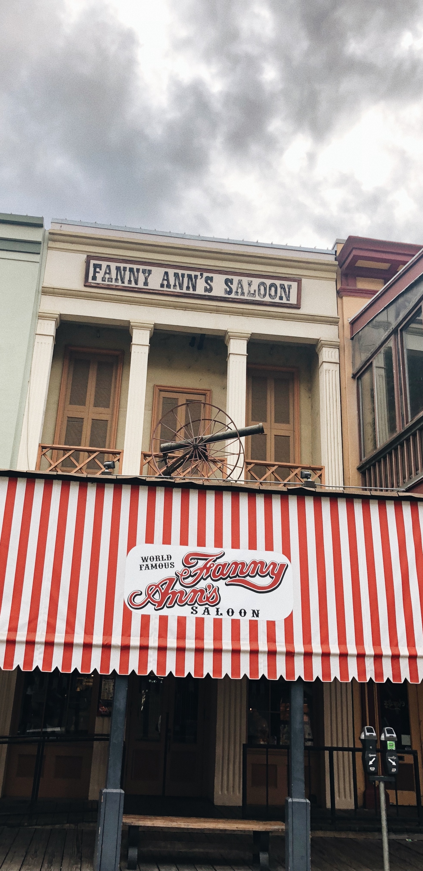 Обои ориентир, недвижимость, фасад, тент, железо в разрешении 1440x2960