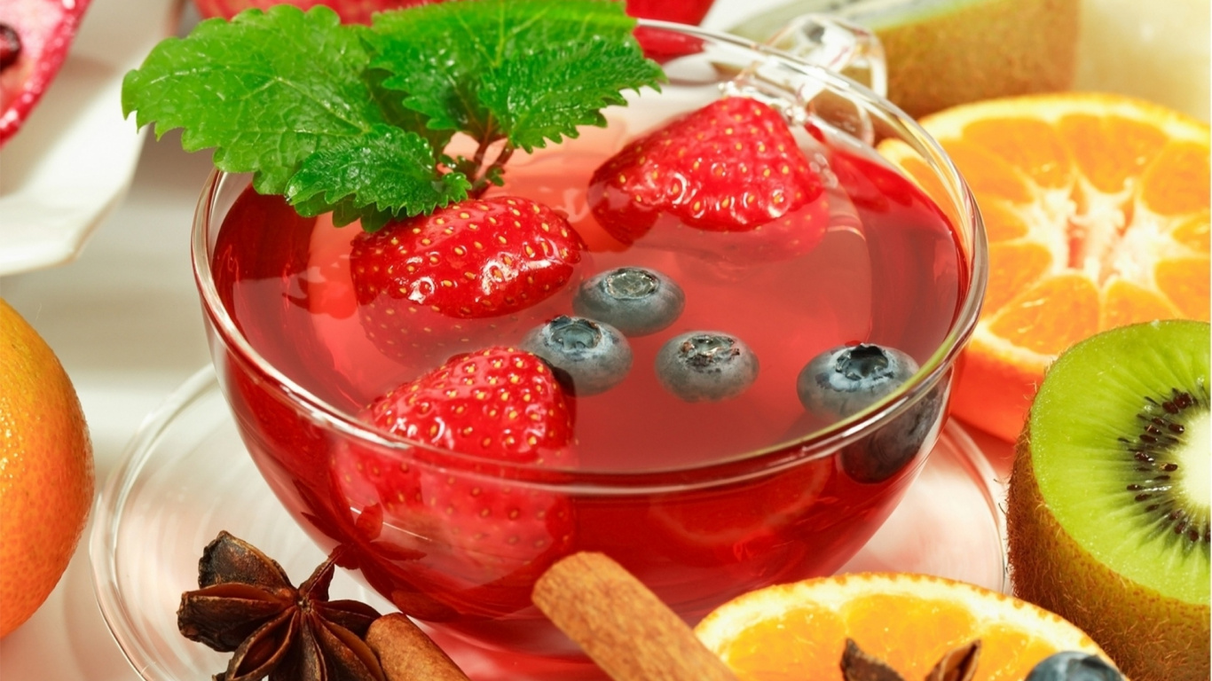 Обои чай, фрукты, зеленый чай, клубника, пища в разрешении 1366x768