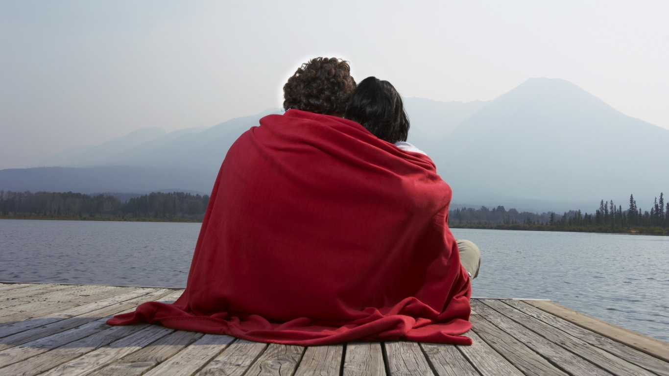 Обои роман, крепкое объятие, пара, красный цвет, сидящий в разрешении 1366x768