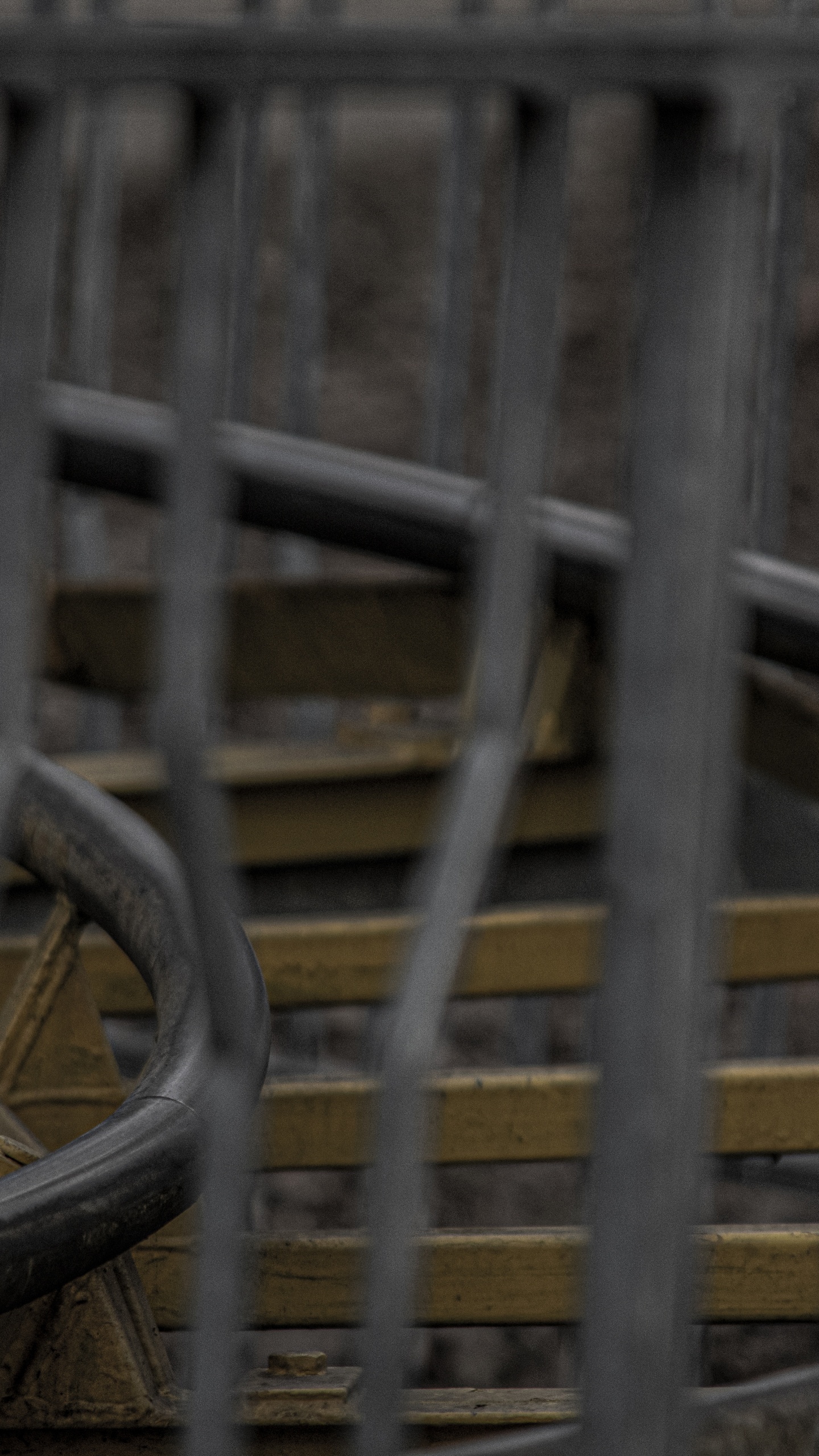 Обои урбанизация, железо, древесина, забор, композиционный материал в разрешении 1440x2560