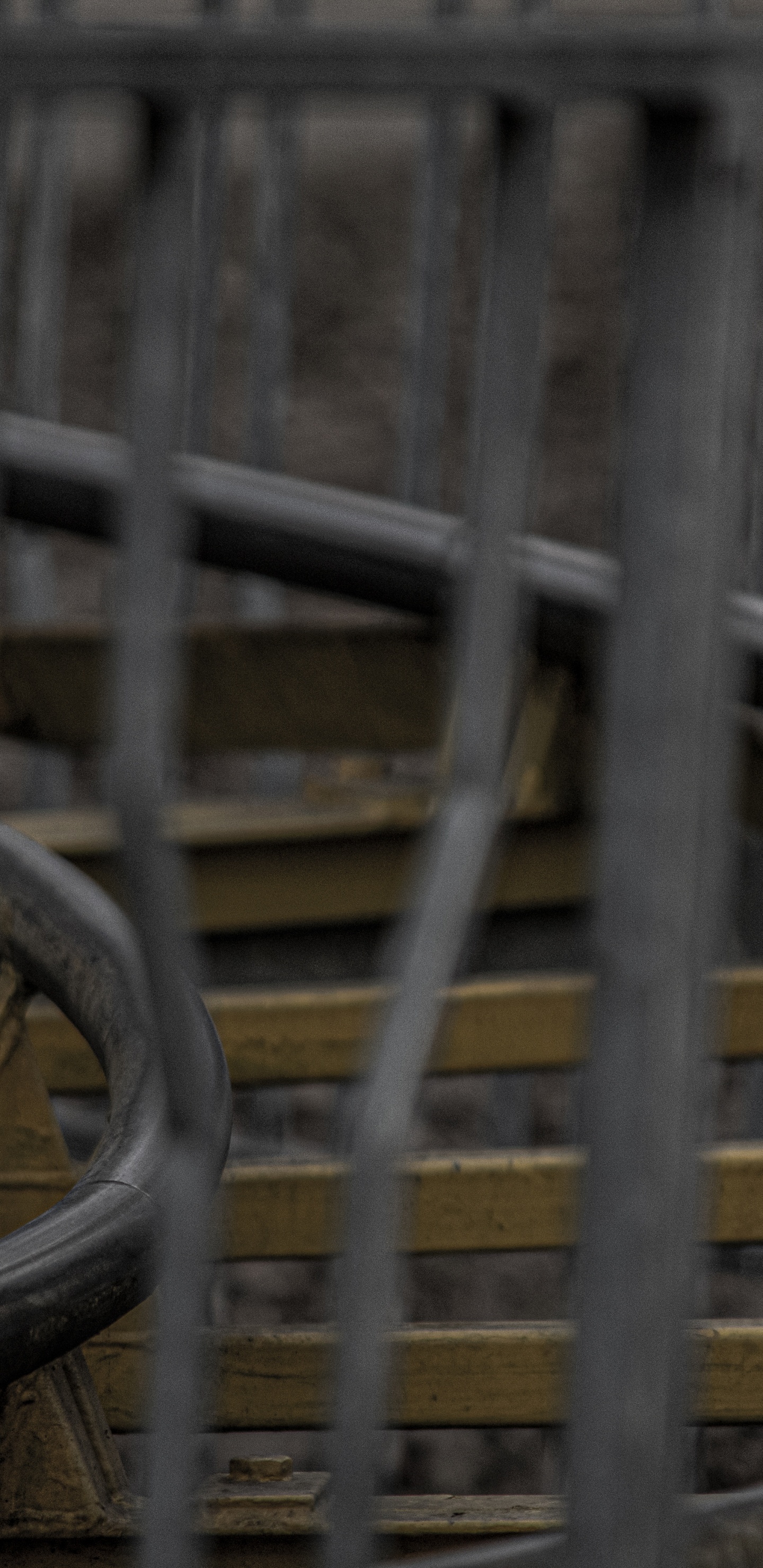 Обои урбанизация, железо, древесина, забор, композиционный материал в разрешении 1440x2960