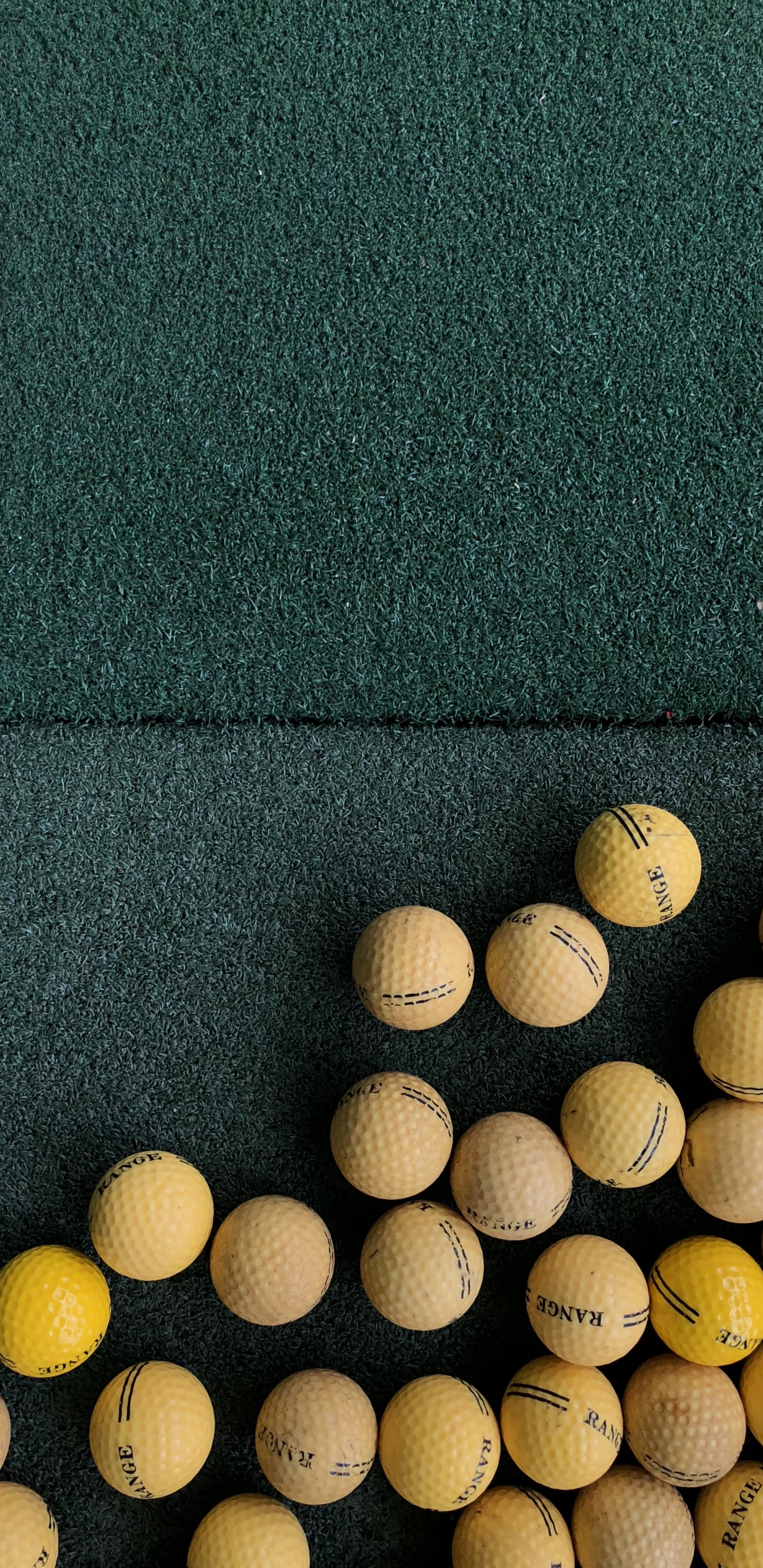 Обои мяч, желтый, древесина, круг, занятие спортом в разрешении 1440x2960